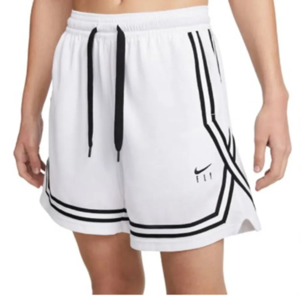 Säljer mina vita nike fly shorts då jag inte använder dom längre. Orginal pris 549.. Shorts.