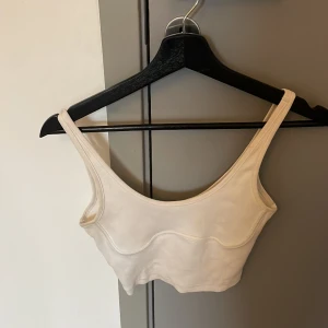 Linne - Super gulligt linne från Gina tricot i stl ca. Säljer pga för liten. Super söt till sommaren och sparsamt använd 🥰