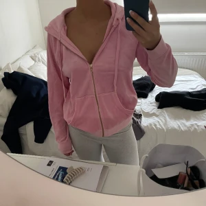 Juicy couture kofta - Juicy couture kofta i rosa. Storlek M. Väldigt bra skick!