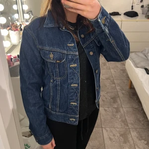 Jeans jacka  - Knappt använd, det står ingen storlek men gissar på xs eller s 