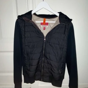 Para jumper cardigan - Hej jag säljer min para jumper cardigan som är i storlek XS, skicket är 9/10 inget tecken på användning,  100% äkta köpte på NK i Göteborg för 1 år sen ungefär. Riktigt najs cardigan nu till våren♻️💸 Pris går att diskutera