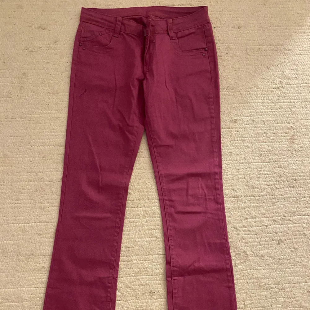 As coola och unika bootcut jeans! De är perfekta nu till våren när man vill vara lite färgglad😇. Jeans & Byxor.