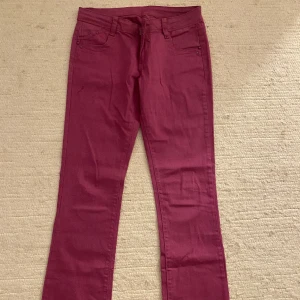 Lågmidjade bootcut jeans  - As coola och unika bootcut jeans! De är perfekta nu till våren när man vill vara lite färgglad😇