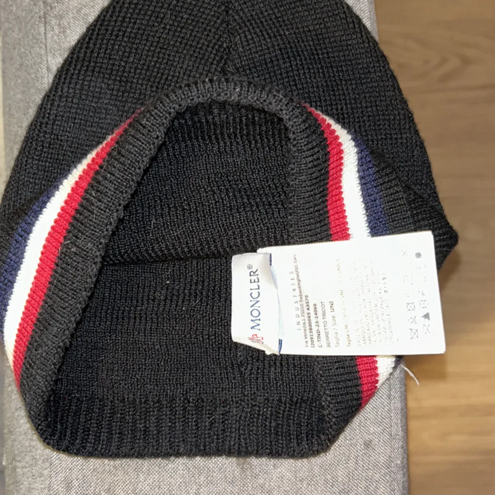 Helt ny Moncler mössa identisk med den riktiga box tillkommer . Accessoarer.