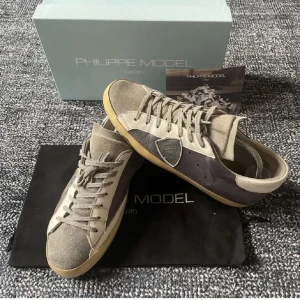 Philippe Model skor - Säljer dess trendiga och ursnygga Philippe Model skor i storlek 43 men passar även 0,5-1 storlek större. Säljer för endast 1700kr. Box ingår. Skriv för frågor eller funderingar.