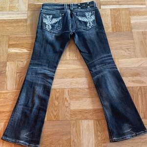 Svarta lowrise miss me jeans 28. Super bra skick och kvalite! Dom är också ganska strecthiga, men tjock material ✨🎀  Innerben: 78cm  Midja (liggandes): 38cm