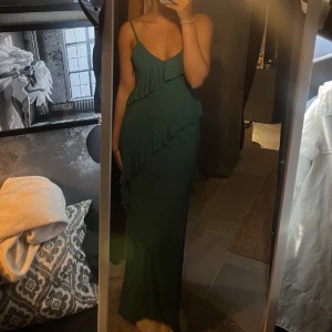 Långklänning pull&bear - Jättefin långklänning från Pull & bear, strl S. Klänningen är lite v-ringad i ryggen. Kommer inte till användning längre😊
