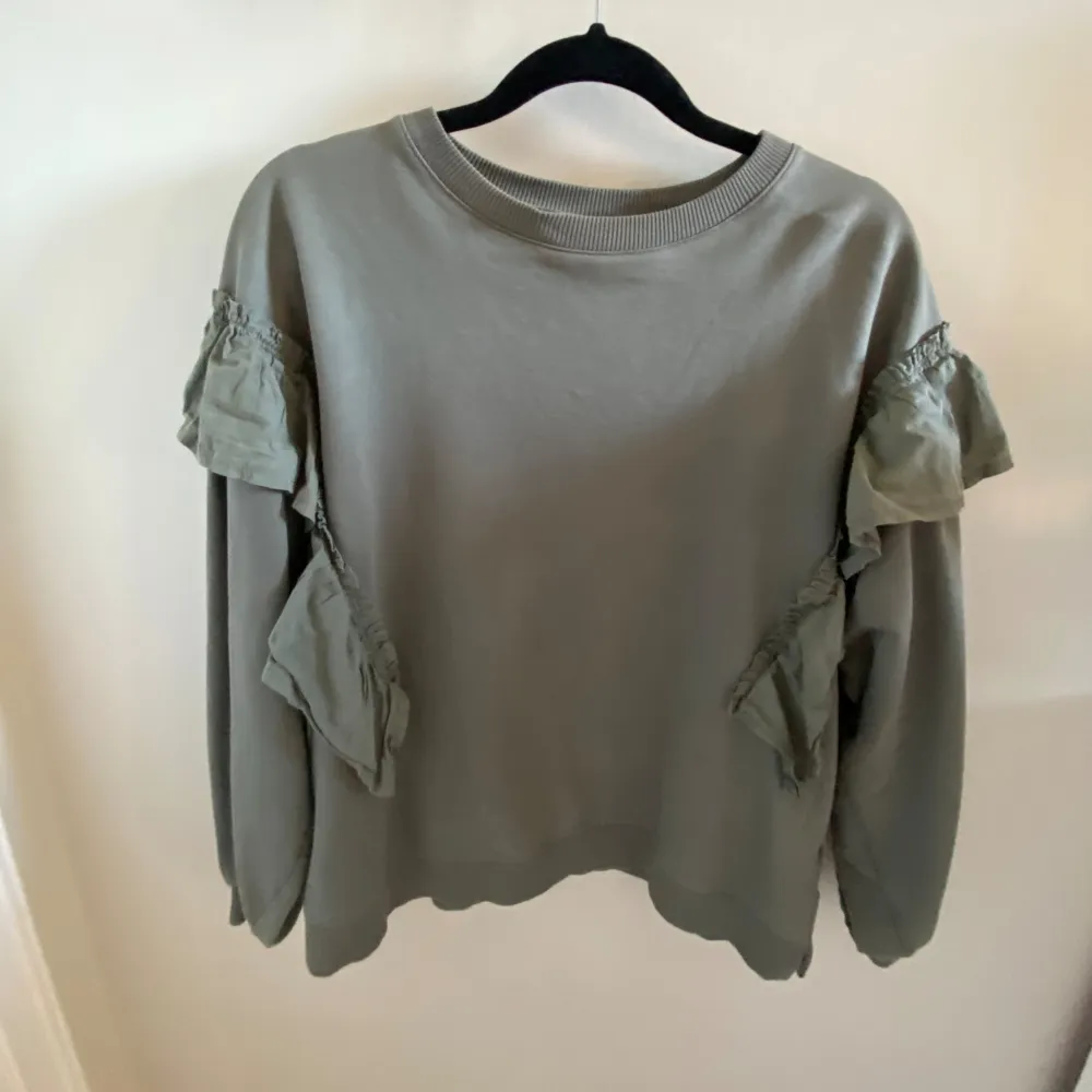 super fin långärmad blus/tröja från gina Tricot young! passar för både sommaren och vintern! gammal modell och finns inte längre att köpa varken online eller i butik. Köptes för 279 kr💕storlek 158/164 men passar 146/152  och xs  nyskick . Blusar.