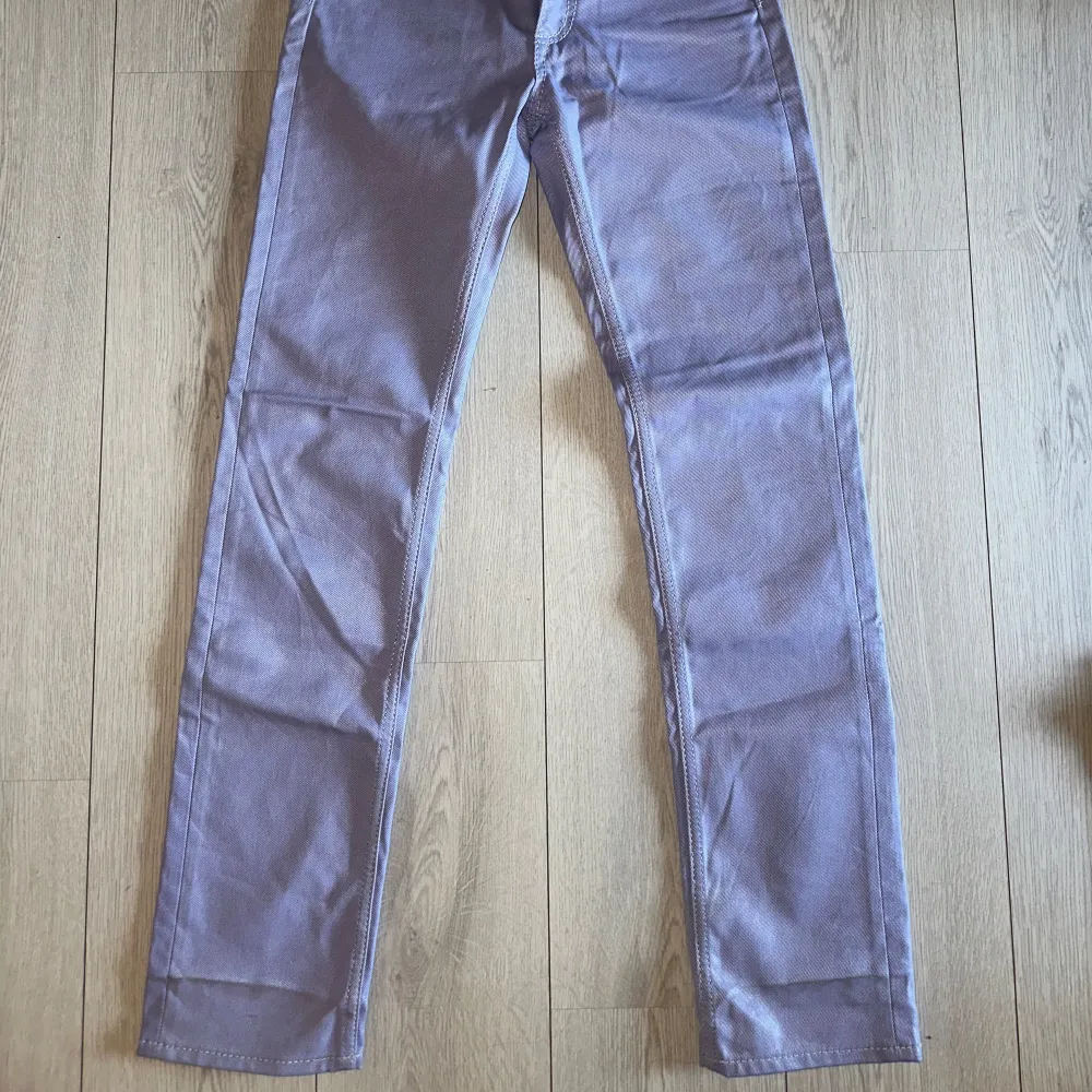 Lila ascoola jeans från Eytys. Knappt använda, i väldigt fint skick!! . Jeans & Byxor.