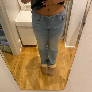 Jeans - Säljer dessa lowwaist bootcut jeans från Gina då jag tappat intresse för dem. Dem är i supergottskick och har inga defekter. Midjemått tvärs över: 30cm stretchiga  Innerbenslängd: 74cm Ytterbenslängd: 96cm