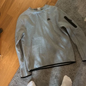 Nike tech fleece sweatshirt - Grå nike tech fleece sweatshirt Inte använd alls, nyskick. Storlek M