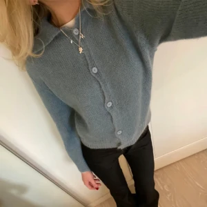 Blå kofta - En jättefin blå kofta med knappar 💞 nypris 699, använd 2 gånger. Bilderna är lånade, skriv om du har frågor eller vill ha fler bilder 🥰