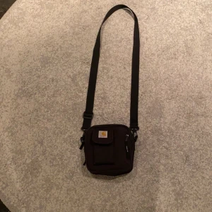 Carhartt väska  - Får plast med orimligt mycket och är väldigt snygg detalj men också otroligt praktiskt Nypris 650