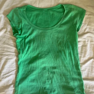 grön T-shirt - Fin basic grön T-shirt❤️ köpt secondhand och storleken står inte men ungefär S