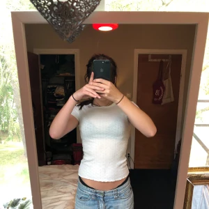 Gullig vit tröja🦢 - Fin vit tröja med korta ärmar. Den är från bikbok och är i XS. Som du ser på bild 4 så är det en svag fläck men den syns inte tydligt alls🌸 Den är lite vågig vid ärmarna och botten av tröjan🫶🏼