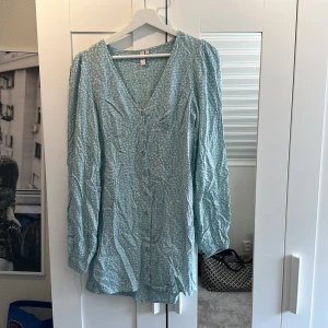 Nelly klänning - Säljer nu denna fina klänning från Nelly i storlek 36 då den tyvärr inte passade mig. Den är enbart testad en gång men annars aldrig använd. Klänningen har fina detaljer vid bysten som man kan se på bild 3. Skriv vid funderingar. Pris är diskuterbart