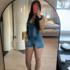 Denim jumpsuit - En denim jumpsuit shorts som sitter mycket fint på kroppen och passar perfekt till sommaren. I bra och fräscht skick i storlek S. Säljs för 120kr+ frakt. 