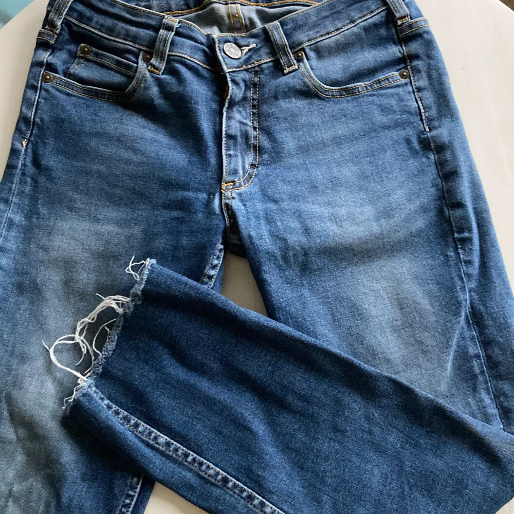 Straight acne jeans i väldigt bra skick,💕 säljer för att de tyvärr är lite för korta på mig 💕❤️. Jeans & Byxor.