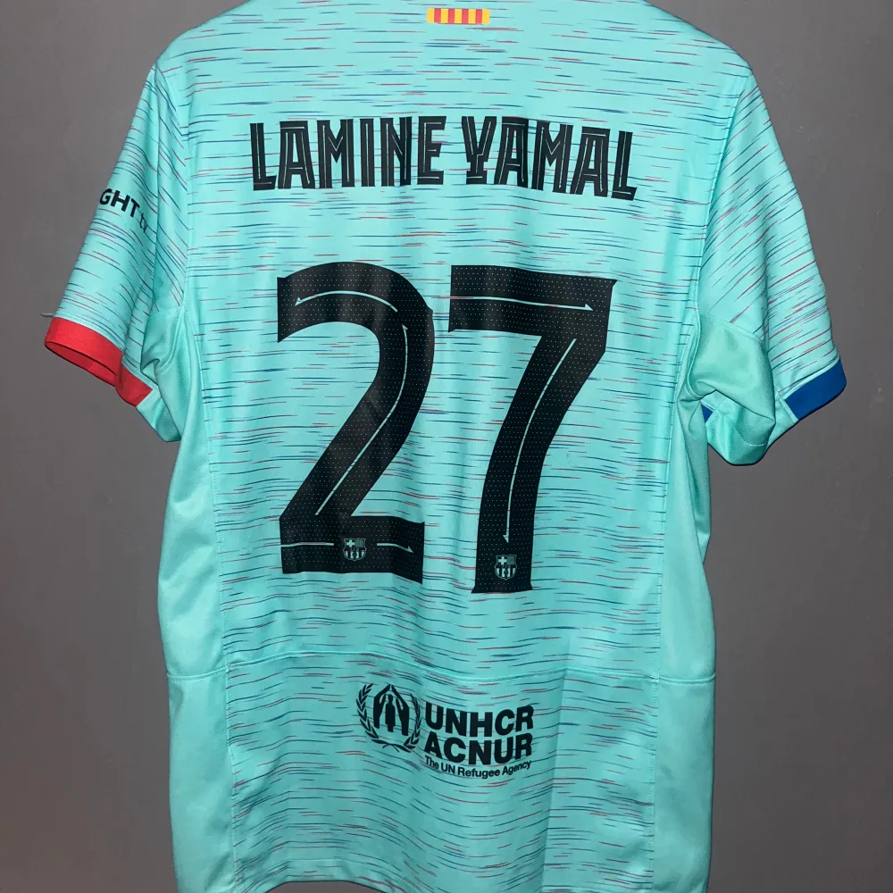 Barcelonas tredje ställ från Champions League med en av de bästa unga spelarna just nu, Lamine Yamal, från säsongen han blommade ut.. T-shirts.