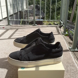 Axel arigato, laceless - Ett par fina arigato laceless skor som jag inte har använts allt så mycket så det ör darför jag väljer att ge dom till en annan lycklig person 🦋