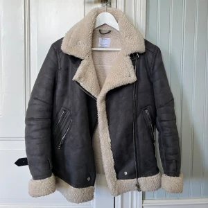 Snygg jacka  - Cool jacka från bershka i strl XS. Den är väl använd men i mycket gott skick!  Säljes då jag inte använder den!🌸