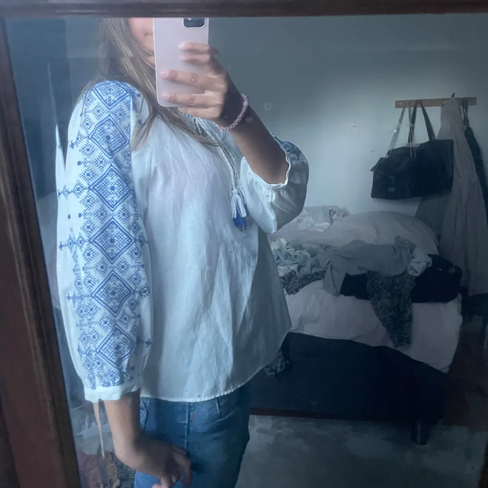 Zara blus med blå detaljer som inte kommer till användning, knappt använd💓 nypris 399!. Blusar.