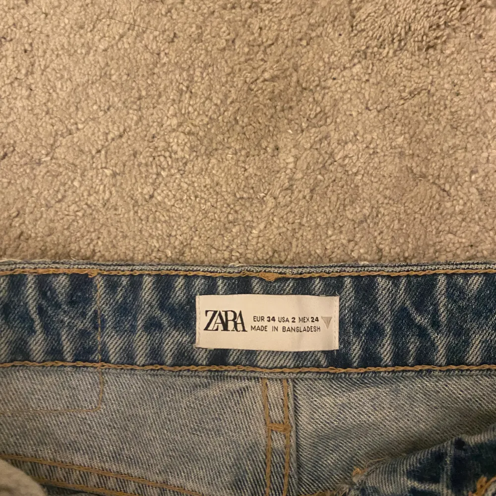 Säljer dessa midwaist straight zara jeans i storlek 34. Jeans & Byxor.