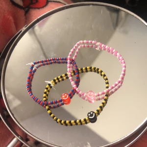 Armband - Du väljer själv hur du vill att ditt armband ska se ut, använda bara dem tre som jag o min syster gjort till oss o vår andra syster. Armbanden på bilden är inspirerat av hello kitty, batman o spiderman. 1 armband 20kr, 3 arnband 50kr.
