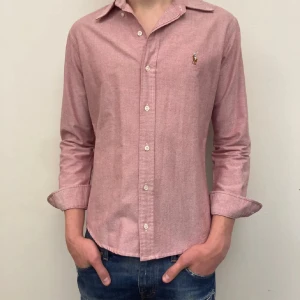 Raplhlauren skjorta - Raplhlauren skjorta i färgen rosa, köpt här på plick men var tyvärr för liten för mig! Skick: 10/10, nypris: ca 1600kr Möts hjärna upp i Stockholm men går lika bra att posta!