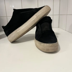 Arigato skor  - Arigatos! Skicket är i 8/10. Priset är inte hugget i sten! Skriv om ni har några frågor! Priset kan sänkas lägre vid snabb affär! Tar emot byten också, pyttelitet hål där fram som knappt syns 