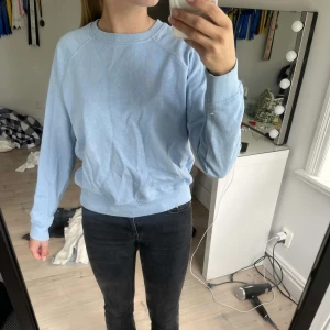 Tjock tröja - Blå tjocktröjan med en fläck på magen som gör att jag sänker priset, skulle mig även gå å pruta om de känns rimligt. Axelbrett- 50 cm Längd- 51 cm 