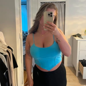 Topp blå - Blå superfin festtopp från gina. Säljer då den är för liten vid bysten. Stl M 💙🥰