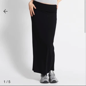 Lång kjol - Lång kjol från lager 157, använd fåtal gånger. Stl M. Säljer för att jag tycker den är lite för kort för mig som är 175 och jag har köpt en ny som är tillräckligt lång. 