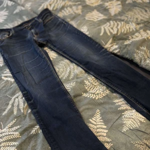 EMPORIO ARMANI - Ett par Armani jeans. Skick 10/10 använd endast 3 gånger. Äkta