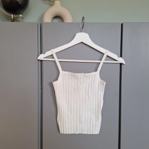 Vitt ribbstickat linne, ribbad topp, stickat linne strl XS  - Vitt ribbstickat linne, ribbad topp, stickat linne strl XS. Knappt använt, fint skick. Missa inte mina andra annonser 🥰❤️