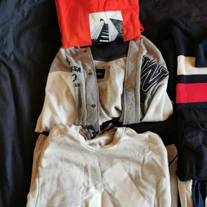 Herrkläder L-XL - Bild 1 Tröjor 130kr, Adidas tröja 200 Bild 2 Tröjor 130, polo långärmad tröja 200 Bild 3 5st t-shirt 50kr, 2st linne 30kr Bild 4 Gasp t-shirt 250kr   
