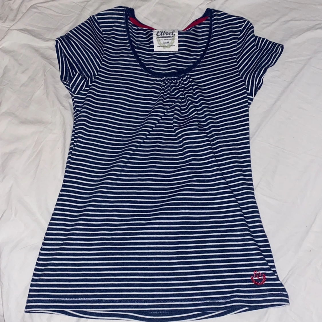 Blå och vit randig tröja