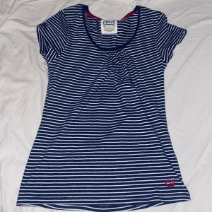 Blå och vit randig tröja - Hej på dig❤️ Jag säljer denna tröja då den inte kommer till användning och är lite för liten❤️ hoppas du kanske gitter intresse i denna tröja❤️❤️❤️(tryck ej köp nu)