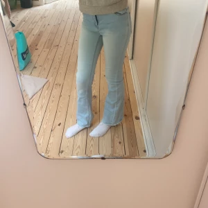 Ett bar jeans  -  Det är ett par ljusblå jeans som är mycket och bra kvalitet . jag har knappt använt dem köpt är köpt❤️