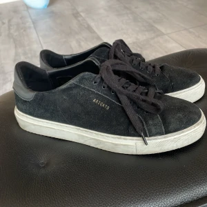 Axel arigato skor - Säljer ett par Axel arigato skor i strl 40. Super bra skick knappast använda. Skick 9/10. Skriv till mig om ni har nån fråga eller är intresserad och vill ha flera bilder. Priset kan diskuteras vid smidigt och snabb affär. Fraktas inom 24 timmar.