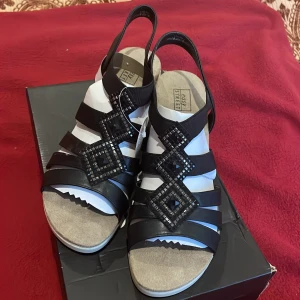 Sandaler med klack - Väldigt vackra och sköna heeled sandaler som är perfekta till sommaren. Nästan helt nya då lappen även sitter kvar, bara testade då de tyvärr inte passade mig. Fick de i present av föräldrarna. Väldigt fin dekor. Perfekta till fest och sommaren❤️🥹