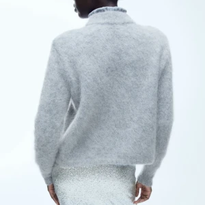 Tröja i mohairmix - Säljer denna ljusgråa tröjan i mohairmix. Nypris 549. 🩶