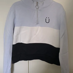 Blå vit svart kort Hoodie -  Är gammal Hoodie har inte använts mycket