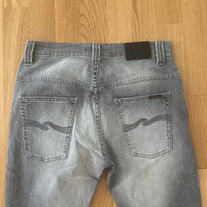 Nudie jeans - Ett par riktigt feta nudie jeans i utmärkt skick!✅|Jeansen har den populära modellen Thin Finn (slim fit!)👖| Jag på bilden är ca 182| hör av er vid mer frågor!🔥