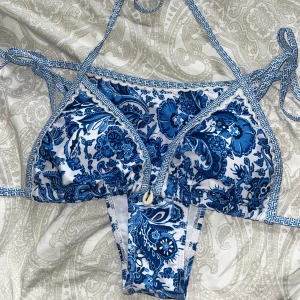 Bikini - Oanvänd bikini, hygien tejpen sitter kvar. 