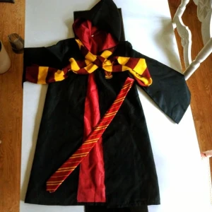 Harry Potter set - Jättefin använd några gånger halsduken är lite sliten men hela setet går att använda många gånger till 