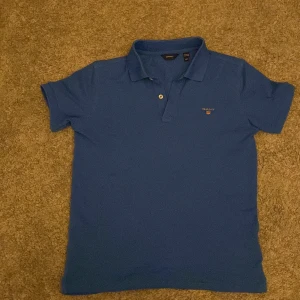 Gant, blå  - Bra skick inte använt så många gånger, storlek 146/152cm. Frakt från 39kr 