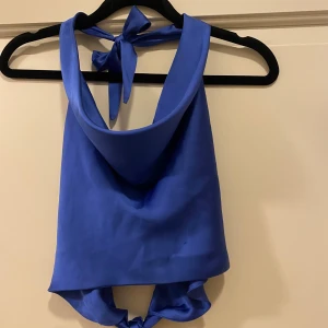 Halterneck blus - Blå halterneck blus från Zara strl XS