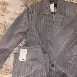 KOSTYM - Kostym från BIKBOK oandvänd Storlek S/36 Kavaj - lite oversize, rak  Byxa - straight leg, mid waist  Originalpris- 1.100kr för allt  Om du har intresse av ett enskilt plagg hör av dig! 