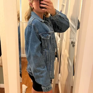 Jeansjacka - Såå snygg oversize jeansjacka från Levis! Tyvärr kommer den inte till användning:( passar mig perfekt som vanligtvis bär s/m på jackor. Passar säkert andra storlekar också berodde på hur man vill att den sitter. Hör av dig om frågor/bilder mm💕